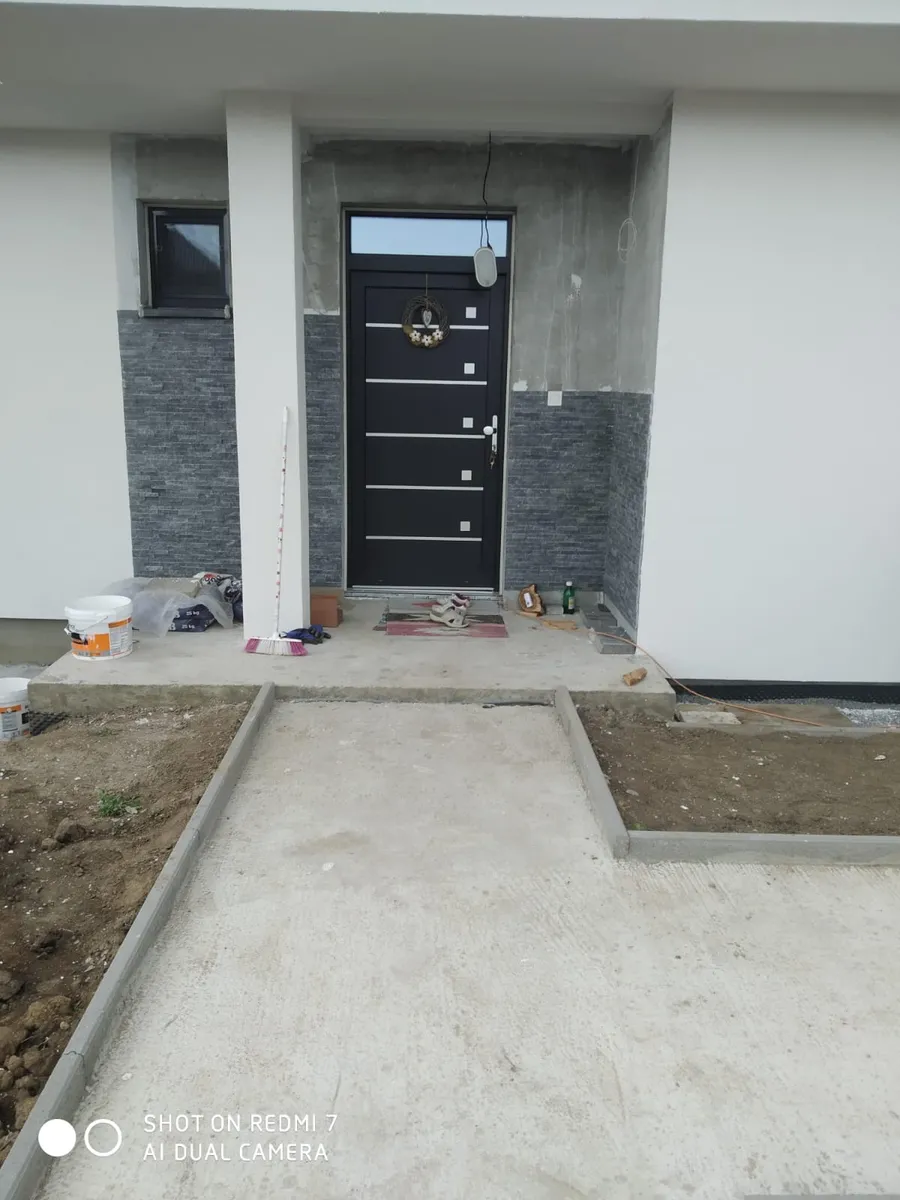 Vchodové dvere v antracitovej farbe na novostavbe — realizácia MARIA SYSTEM