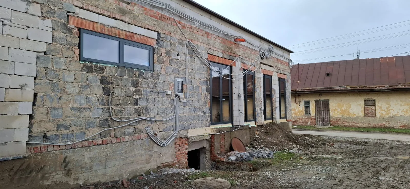 Nové okná v antracitovej farbe pri rekonštrukcii staršej budovy