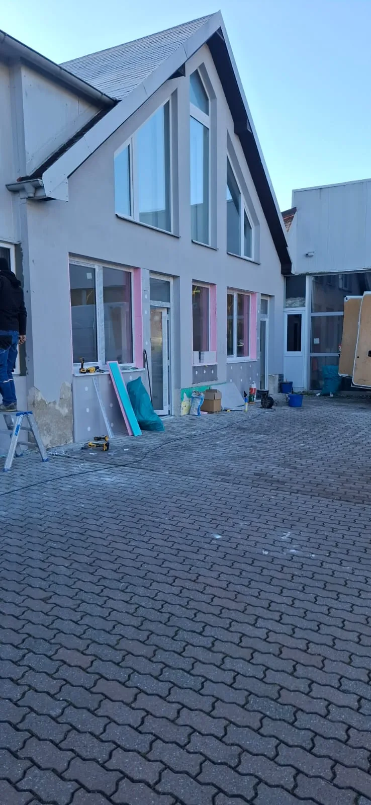 Nové okná na dome pred dokončením fasády